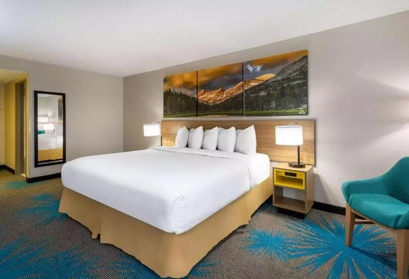 キングサイズベッドのスタンダードルーム, Days Inn & Suites By Wyndham Denver International Airport