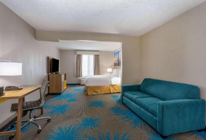 带大床的标准工作室, Days Inn & Suites By Wyndham Denver International Airport