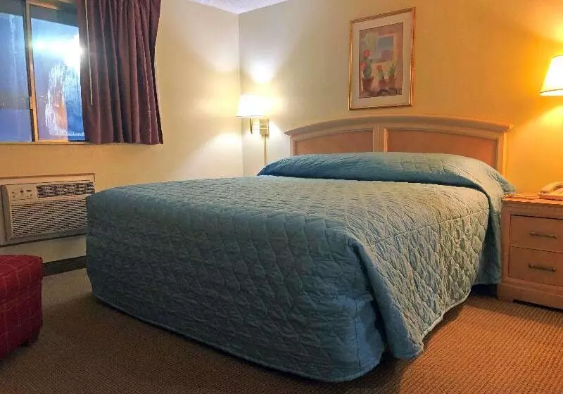 キングサイズベッドのスタンダードルーム, Knights Inn  Evanston, Wy