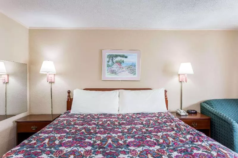 キングサイズベッドのスタンダードルーム, Travelodge By Wyndham Ridgeway Martinsville Area