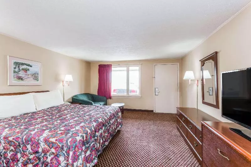キングサイズベッドのスタンダードルーム, Travelodge By Wyndham Ridgeway Martinsville Area