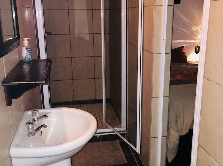 اتاق کلاسیک چهارنفره, Onduri Lodge   In Okaukuejo