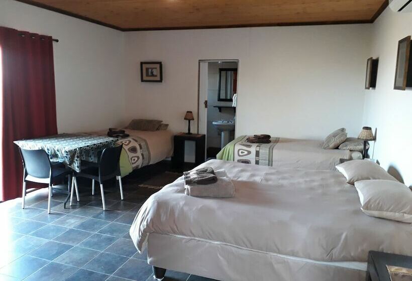 اتاق کلاسیک چهارنفره, Onduri Lodge   In Okaukuejo