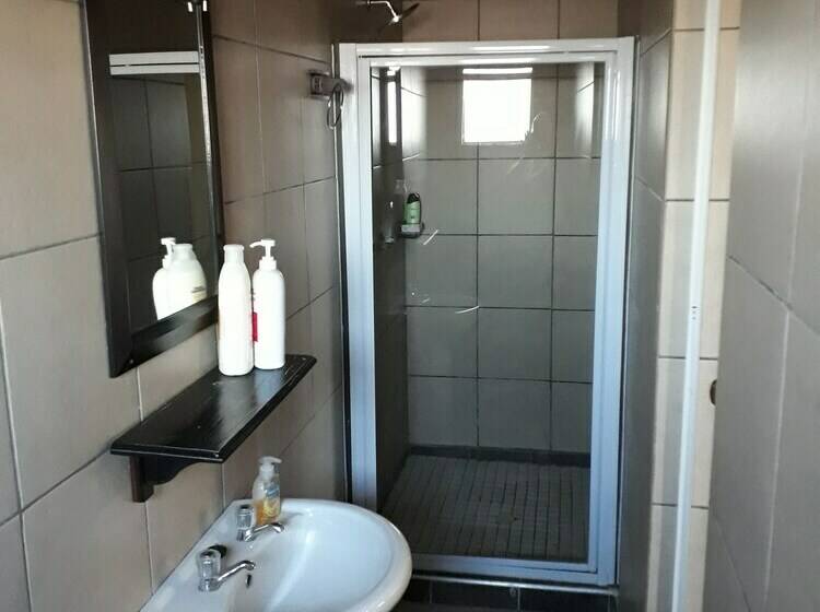 اتاق کلاسیک چهارنفره, Onduri Lodge   In Okaukuejo