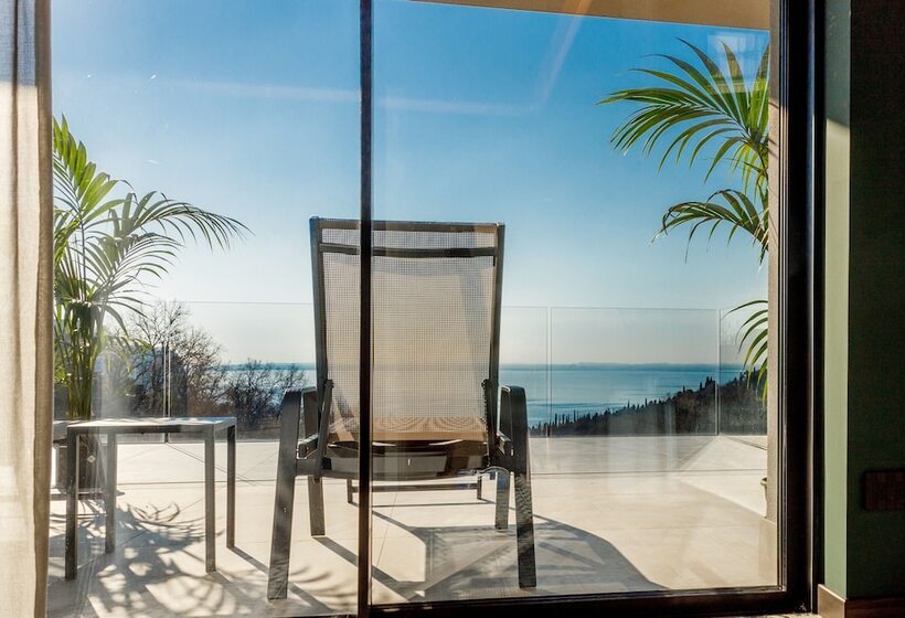 Family Suite, Deville