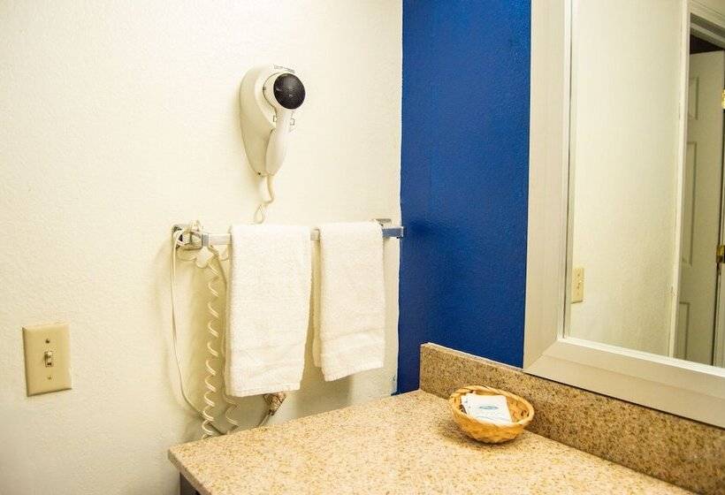 带2个双人床的标准工作室, Blue Jay Inn & Suites