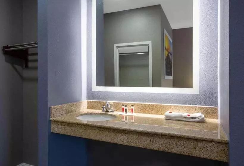 Standard-huone King-vuode, Days Inn By Wyndham Chesapeake
