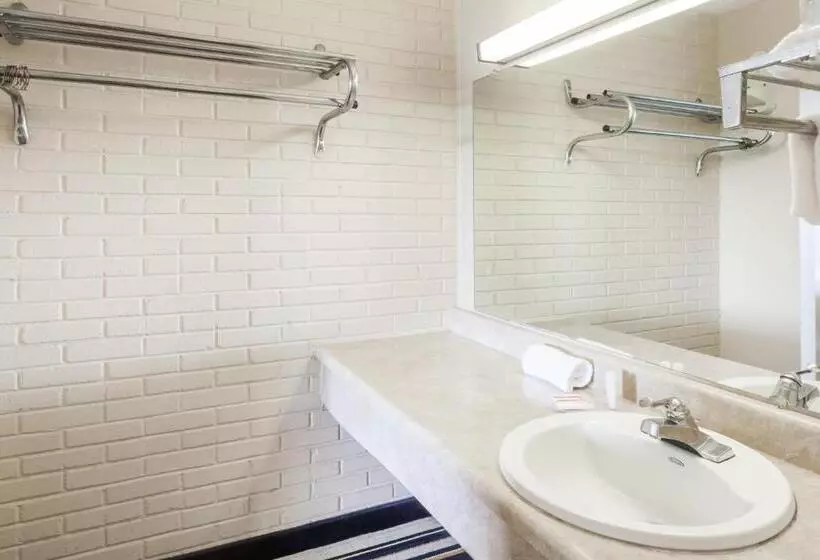 キングサイズベッドのスタンダードルーム, Days Inn By Wyndham Jackson