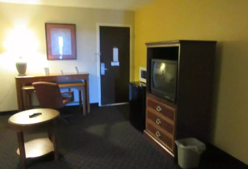 キングサイズベッドのスイートルーム, Days Inn & Suites By Wyndham Se Columbia Ft Jackson