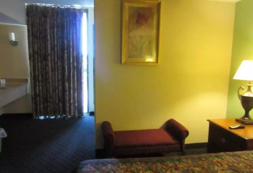 キングサイズベッドのスタンダードルーム, Days Inn & Suites By Wyndham Se Columbia Ft Jackson