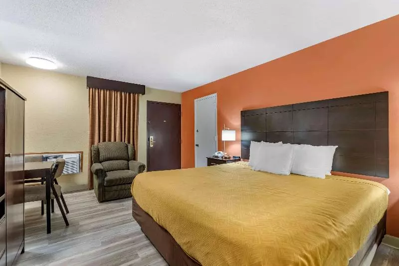 キングサイズベッドのスタンダードルーム, Econo Lodge Urbandale  Northwest Des Moines