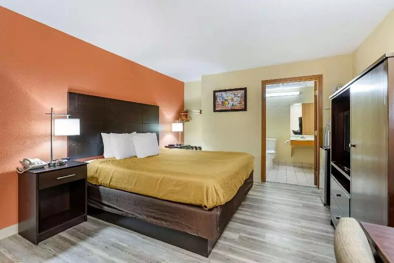キングサイズベッドのスタンダードルーム, Econo Lodge Urbandale  Northwest Des Moines