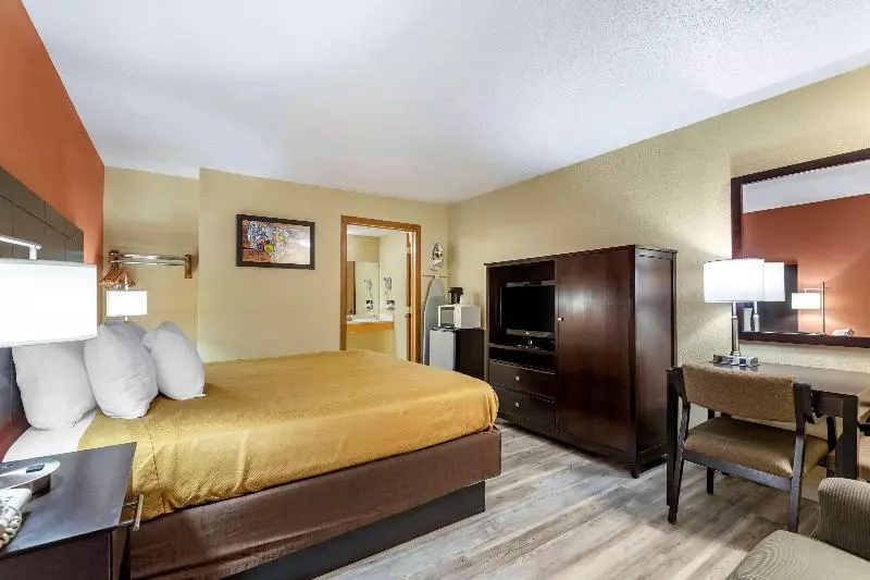 キングサイズベッドのスタンダードルーム, Econo Lodge Urbandale  Northwest Des Moines