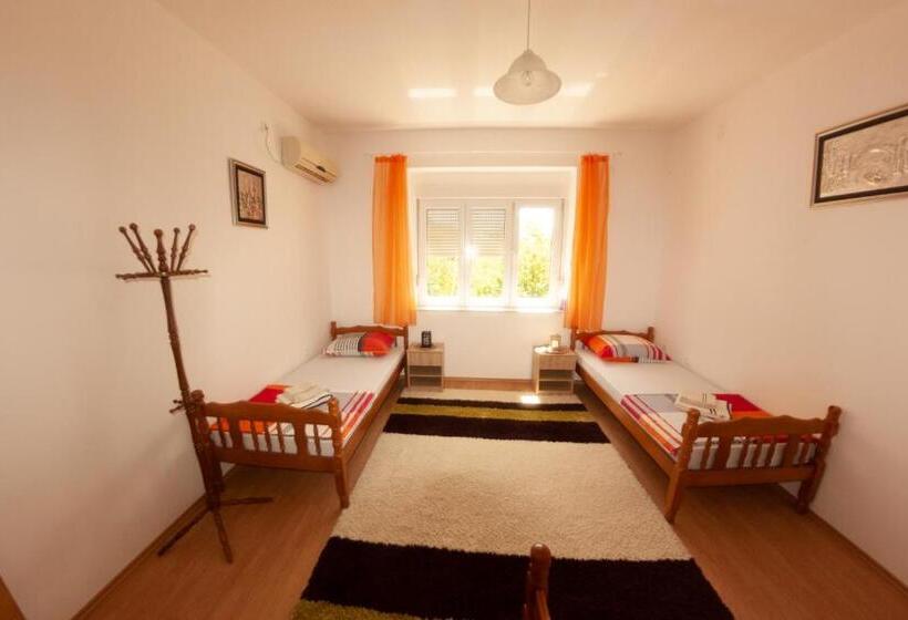 اتاق استاندارد سه تخته با بالکن, Hostel  Sema