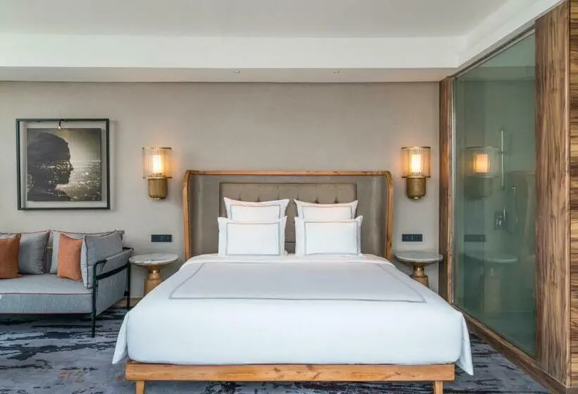 キングサイズベッドのスタンダードルーム, Swissotel Jakarta Pik Avenue