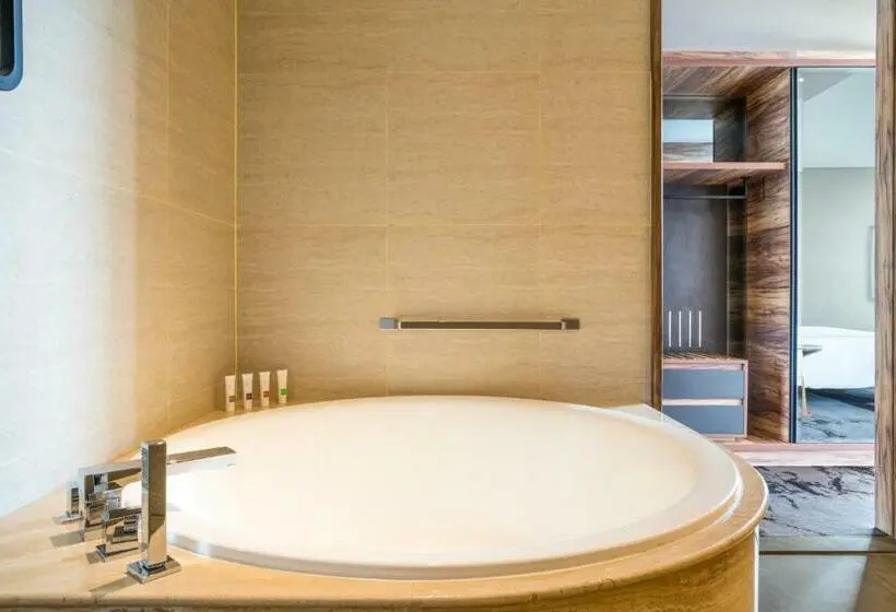 キングサイズベッドのスイートルーム, Swissotel Jakarta Pik Avenue