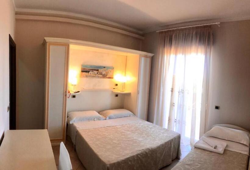 غرفة ديلوكس مطلّة علي البحر مزوَّدة بشُرفة, Pensione Degli Ulivi