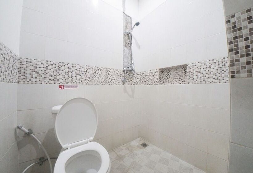 Номер Стандарт, Reddoorz Plus Near Green Pramuka Square Mall