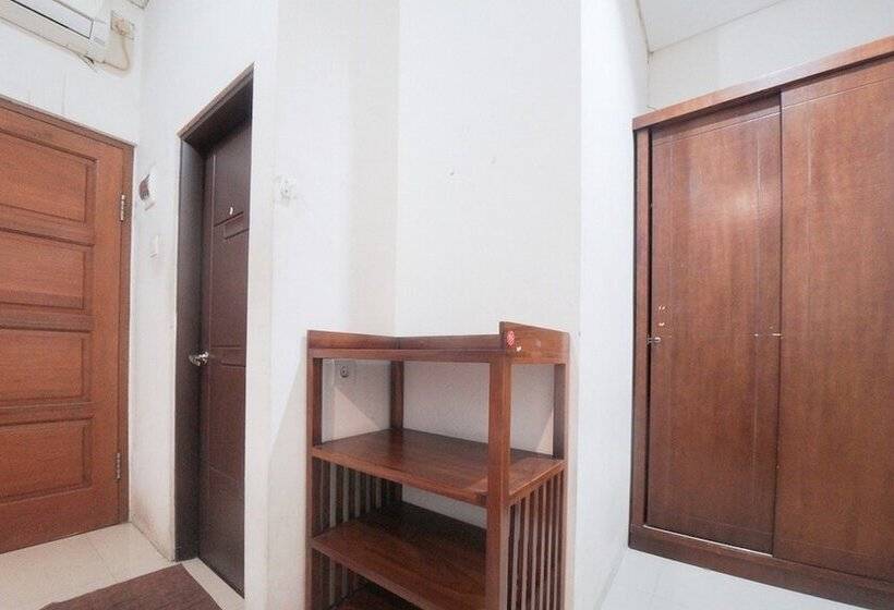 Номер Стандарт, Reddoorz Plus Near Green Pramuka Square Mall