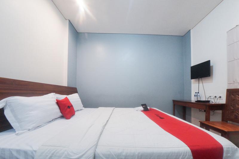 Номер Стандарт, Reddoorz Plus Near Green Pramuka Square Mall