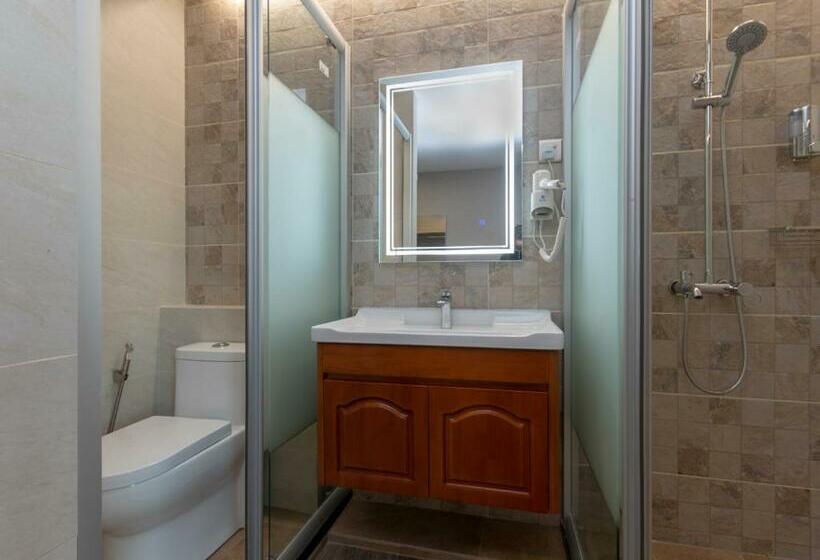 带大床的豪华间, Regent Hotel By Oyo Rooms