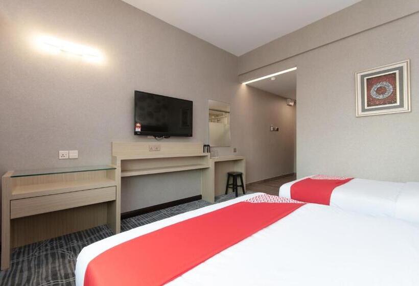 豪华三人间, Regent Hotel By Oyo Rooms