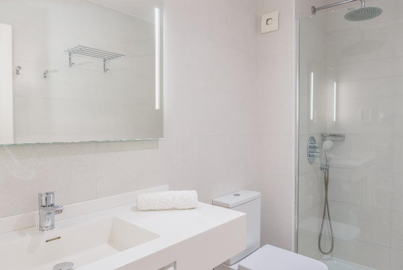 带大床的标准间, Regent Hotel By Oyo Rooms