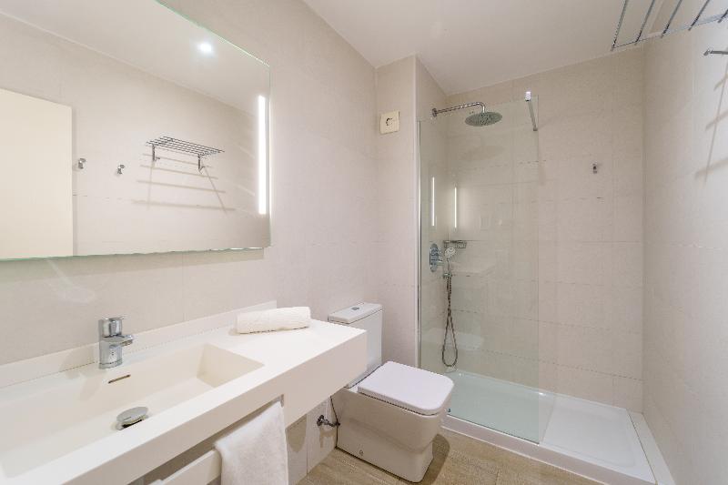 带大床的标准间, Regent Hotel By Oyo Rooms