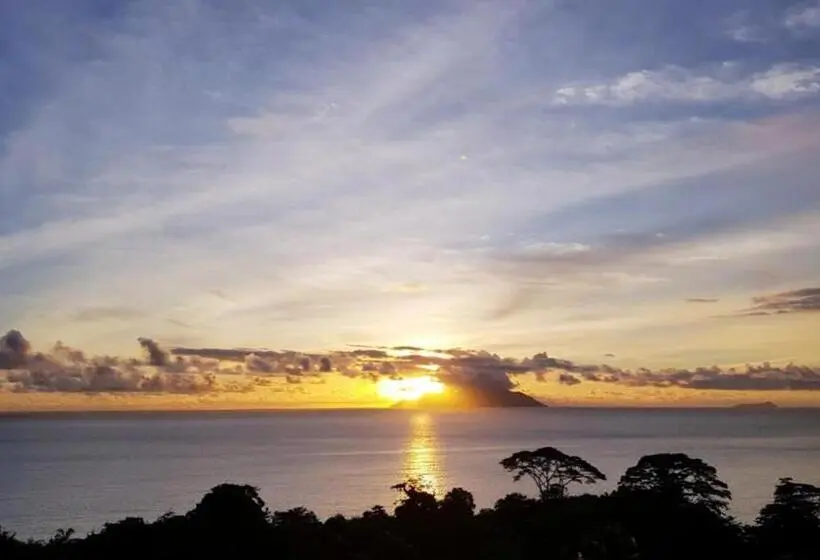 اتاق لوکس با بالکن و چشم‌انداز دریا, Calm Sorento
