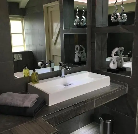 デラックススイート, Hemples Lodge