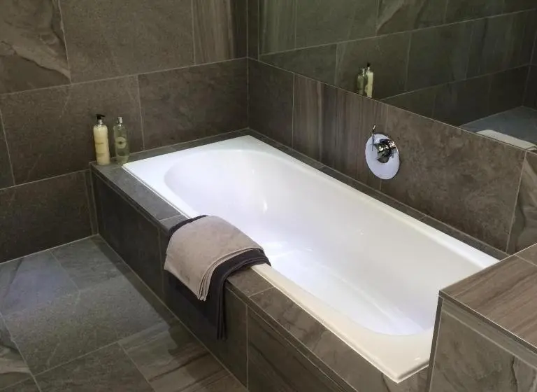 デラックススイート, Hemples Lodge