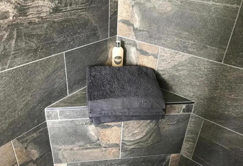 جناح جونيور, Hemples Lodge