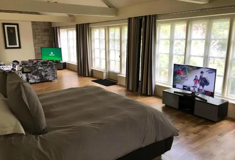 デラックススイート, Hemples Lodge