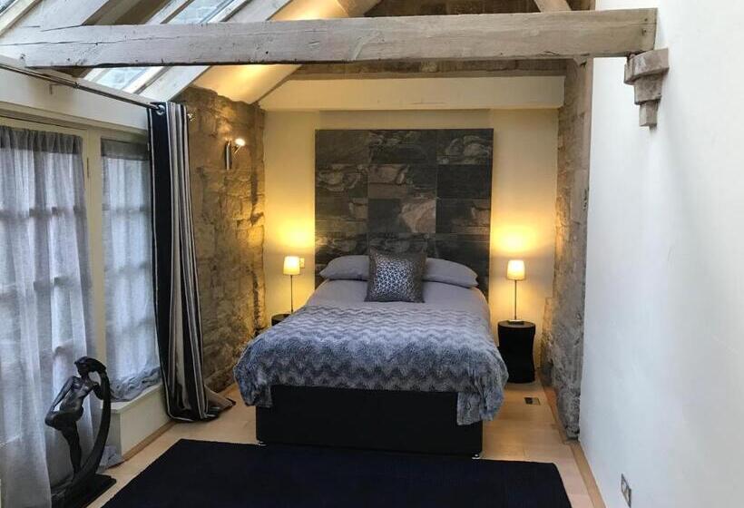 جناح جونيور, Hemples Lodge