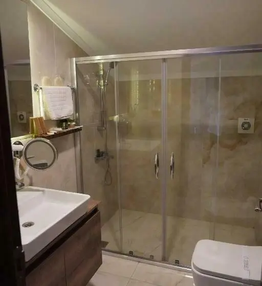 اتاق خانوادگی با چشم‌انداز کوه, Room 23