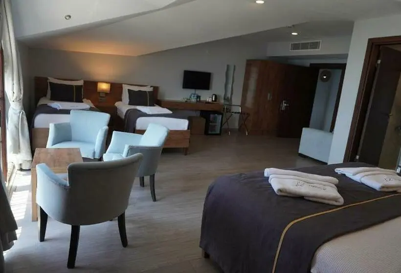 اتاق خانوادگی با چشم‌انداز دریا, Room 23