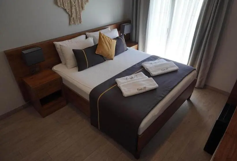 اتاق لوکس با چشم‌انداز دریا, Room 23