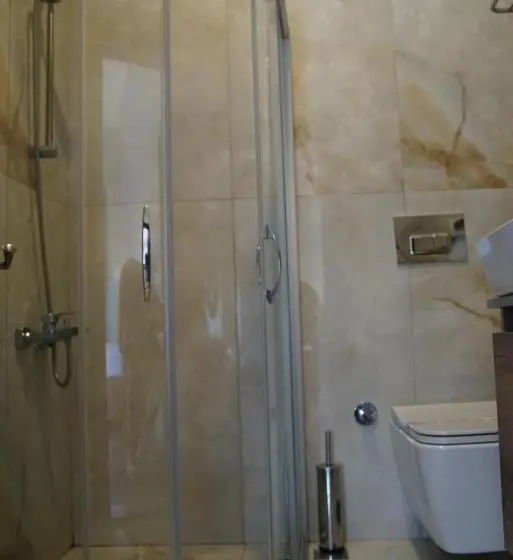 اتاق لوکس با چشم‌انداز دریا, Room 23