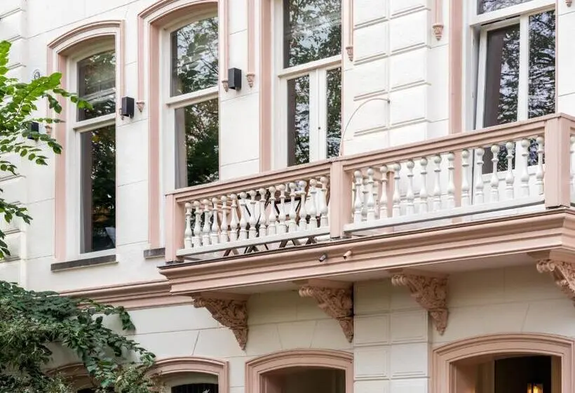 سوئیت با بالکن, Spinoza Suites