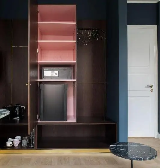 سوییت با چشم‌انداز باغ, Spinoza Suites