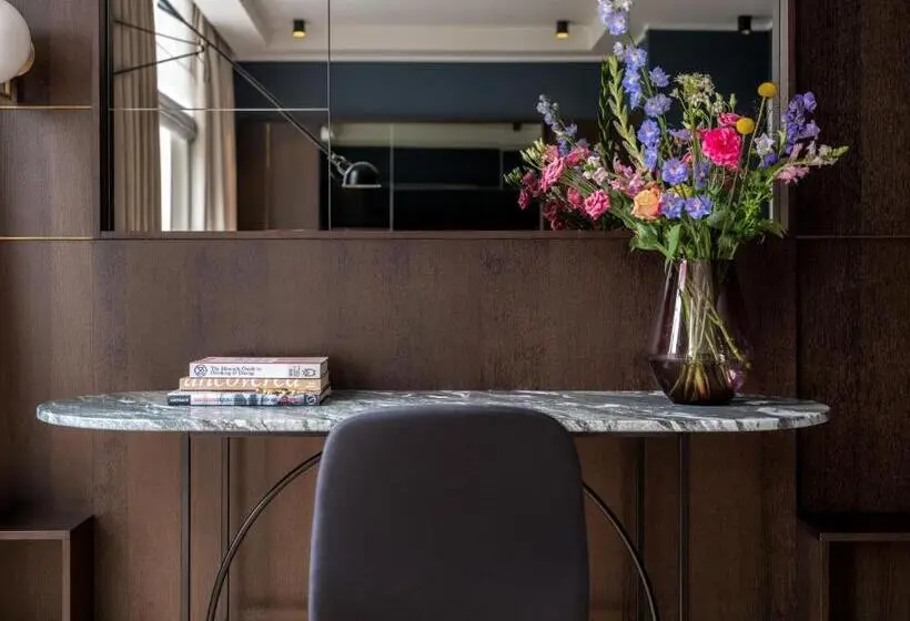 سوییت با چشم‌انداز باغ, Spinoza Suites