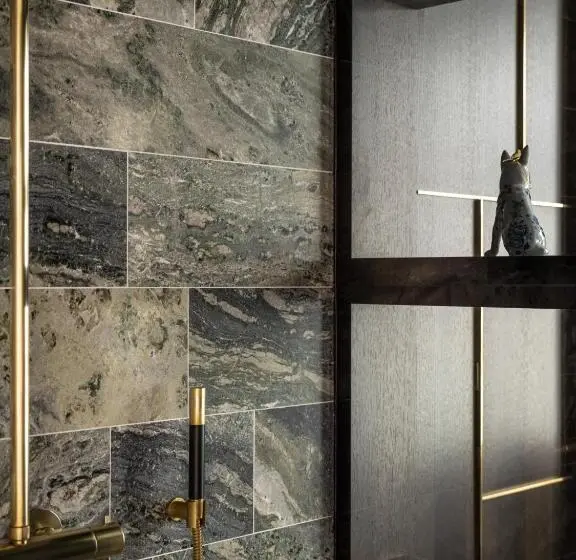 سوییت با چشم‌انداز باغ, Spinoza Suites