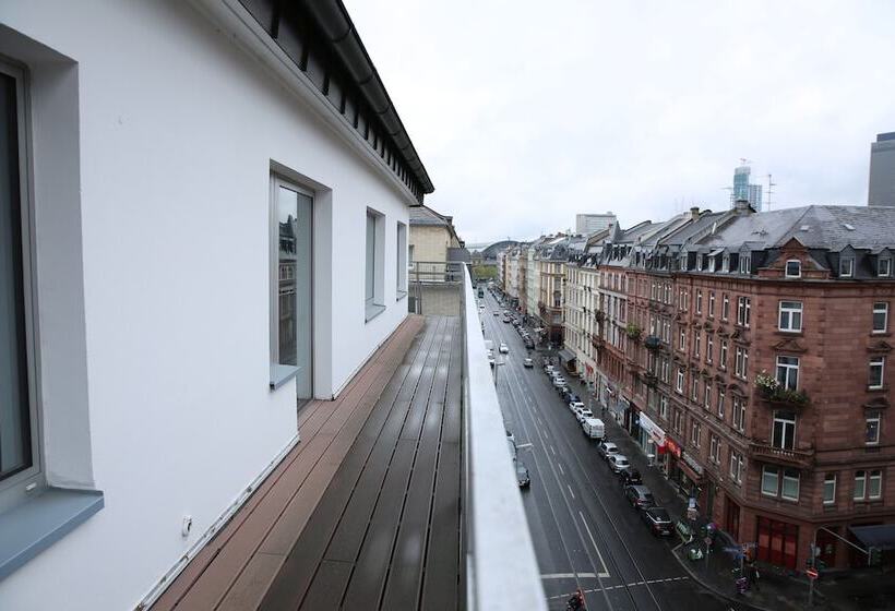 غرفة قياسية, Grand Corner