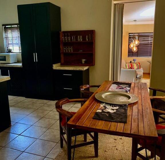 דירת חדר, Douglas Villas