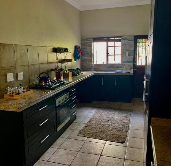 דירת חדר, Douglas Villas