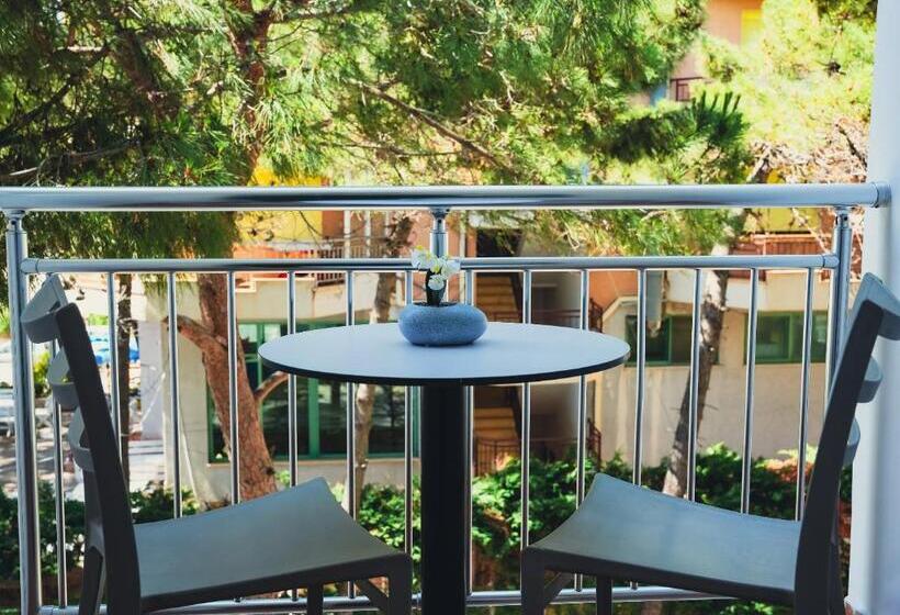 חדר לארבעה סטנדרטי עם מרפסת, Andi