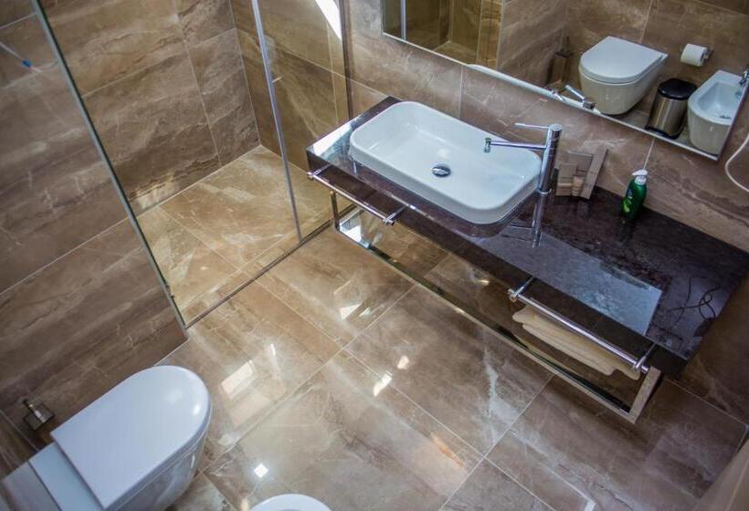 חדר דלוקס לשלושה, Vila Koral