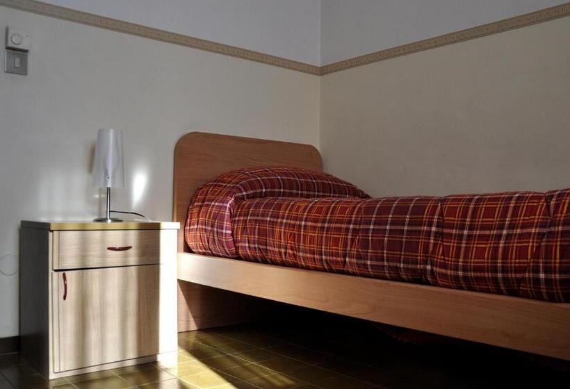 اتاق استاندارد یک تخته با سرویس بهداشتی مشترک, Ostello Cuneo