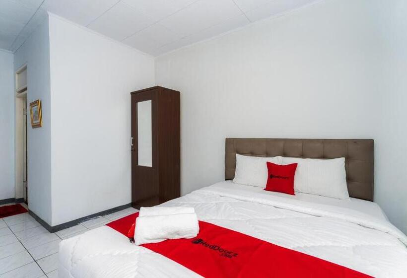 Номер Economy, Reddoorz Syariah Near Rsud Cimacan