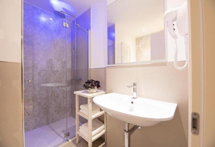 디럭스 룸 킹사이즈 침대, La Caporala